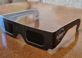 El Ayuntamiento de Huete reparte gafas gratuitas a sus empadronados para ver el eclipse solar