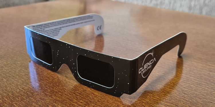 El Ayuntamiento de Huete reparte gafas gratuitas a sus empadronados para ver el eclipse solar El Ayuntamiento de Huete reparte gafas gratuitas a sus empadronados para ver el eclipse solar