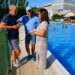 El Ayuntamiento de Pareja ha culminado este verano el ambicioso proceso de modernización integral de la piscina municipal con la ejecución de las últimas actuaciones previstas, centradas en la renovación de las zonas de césped y la instalación de un nuevo y más eficiente sistema de riego. Con ello, el Consistorio culmina un plan de inversiones desarrollado durante los tres últimos años que ha permitido transformar completamente una de las infraestructuras deportivas y de ocio más importantes del municipio. Las nuevas actuaciones rematan la profunda remodelación iniciada hace tres veranos. En primer lugar se renovaron íntegramente los vestuarios y los aseos. Posteriormente se acometió la reforma integral del vaso de la piscina -incluida en los planes provinciales de la Diputación de Guadalajara-, la sustitución del sistema de depuración y la construcción de una nueva zona de baño accesible tipo playa, una mejora que ha tenido una excelente acogida entre personas mayores, familias y niños por la comodidad y seguridad que ofrece. Este año, el Ayuntamiento ha centrado sus esfuerzos en mejorar el entorno de la instalación mediante la renovación de las amplias superficies de césped que rodean la piscina y la implantación de un nuevo sistema de riego, diseñado para optimizar el consumo de agua y facilitar el mantenimiento de las zonas verdes. Una piscina completamente renovada El alcalde de Pareja, Javier del Río, considera que estas últimas actuaciones permiten dar por concluido un proyecto estratégico para el municipio. "Durante estos tres últimos años hemos llevado a cabo una reforma muy importante de la piscina municipal. Empezamos renovando completamente los vestuarios, el año pasado hicimos nuevo todo el vaso de la piscina y la zona de playa accesible, y este verano hemos completado la actuación renovando las zonas de césped e instalando un nuevo sistema de riego. Hoy podemos decir que la piscina está completamente modernizada", afirma. El regidor destaca que todas las inversiones han tenido un mismo objetivo. "Queríamos ofrecer a nuestros vecinos y a todas las personas que nos visitan una instalación moderna, cómoda, segura y con todos los servicios necesarios para disfrutar del verano con las máximas garantías. Creemos que ese objetivo está plenamente conseguido", señala. Además de las mejoras realizadas en las instalaciones, la piscina municipal continúa ofreciendo un completo servicio de hostelería, gestionado por un vecino de Pareja, que complementa la oferta de ocio durante la temporada estival y convierte el recinto en uno de los principales puntos de encuentro del municipio durante los meses de verano. Para Javier del Río, el resultado del proyecto confirma el compromiso del Ayuntamiento con el mantenimiento de los servicios públicos. "La inversión realizada merece la pena porque está pensada para el disfrute de los vecinos y de todas las personas que se acercan a Pareja durante el verano. Hoy contamos con una infraestructura preparada para seguir prestando servicio durante muchos años", concluye. Con la finalización de estas actuaciones, el Ayuntamiento de Pareja completa uno de los proyectos de mejora de infraestructuras municipales más importantes de los últimos años, consolidando una piscina plenamente adaptada a las necesidades actuales y preparada para seguir siendo un referente de ocio, convivencia y bienestar para vecinos y visitantes.