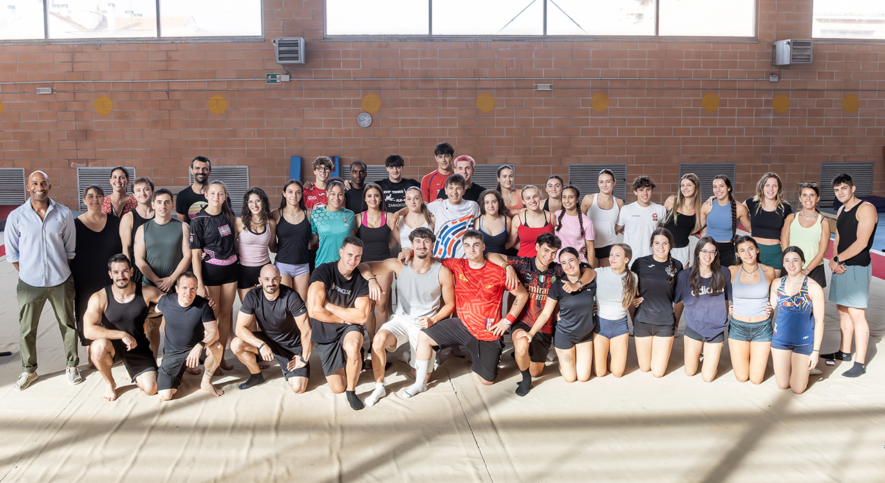 El Colegio Río Tajo de Guadalajara forma a los futuros entrenadores de gimnasia artística tras el Campeonato de España 1 El concejal de Deportes del Ayuntamiento de Guadalajara, Armengol Engonga, ha visitado este miércoles las instalaciones del Colegio Río Tajo para conocer el desarrollo del Curso de Entrenador de Nivel 1 de Gimnasia Artística. Esta formación, organizada por la Federación de Gimnasia de Castilla-La Mancha, busca capacitar a los futuros instructores de la región. Durante su recorrido, el edil compartió la jornada con los alumnos inscritos, la secretaria general de la federación autonómica, Olivia Montoya, y los responsables del Club Vera.La puesta en marcha de este curso coincide con la reciente clausura del Campeonato de España de Gimnasia Artística en la ciudad. Engonga conectó ambos hitos deportivos, señalando que tras acoger a los mejores gimnastas del país, el siguiente paso es respaldar la preparación de quienes dirigirán la cantera. El concejal incidió en que detrás del éxito de los deportistas existe siempre el trabajo de entrenadores preparados que transmiten técnica y pasión por la disciplina.Este apoyo formativo forma parte de las prioridades del equipo de gobierno de Ana Guarinos para fortalecer el deporte base y el tejido asociativo local. En este escenario destaca el papel del Club Vera, entidad con la que el consistorio mantiene una colaboración directa. Engonga valoró el compromiso de los técnicos y familias de este club, que durante años ha formado a cientos de jóvenes y ha logrado posicionarse como un referente competitivo tanto en Castilla-La Mancha como a nivel nacional.Evolución de la gimnasia en la capital alcarreña
La consolidación de Guadalajara como epicentro de la gimnasia artística responde a una trayectoria de años atrayendo competiciones de alto nivel. La revisión del archivo histórico de la ciudad muestra un patrón claro: el municipio ha apostado sistemáticamente por organizar eventos de gran envergadura, lo que le ha permitido modernizar instalaciones y acostumbrar al público local a la gimnasia de élite. Haber vuelto a ser sede del Campeonato de España recientemente no es un hecho aislado, sino la continuación de una política deportiva a largo plazo.El crecimiento del Club Vera refleja el impacto directo que esta estrategia tiene en los barrios y en el deporte base. La entidad ha sabido aprovechar el tirón de los grandes campeonatos celebrados en la ciudad para nutrir sus propias filas y elevar el nivel de exigencia. La celebración actual de un Curso de Nivel 1 en el Colegio Río Tajo demuestra que Guadalajara ya no se conforma con ceder sus pabellones para torneos nacionales, sino que ahora invierte en crear su propia estructura de profesionales técnicos para asegurar el futuro de este deporte desde la base.