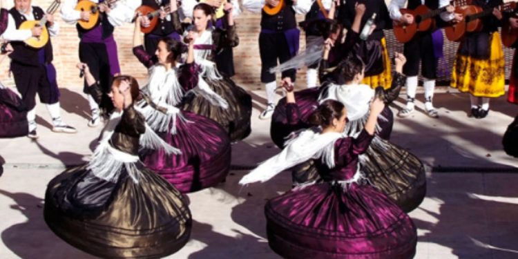 El Grupo Folclórico Palacio de la Cotilla sustituirá este domingo a la Banda de Música de Pastrana en los Veranos Culturales El Grupo Folclórico Palacio de la Cotilla sustituirá este domingo a la Banda de Música de Pastrana en los Veranos Culturales