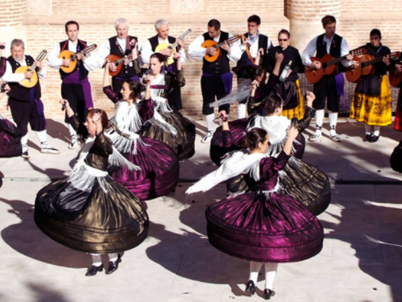 El Grupo Folclórico Palacio de la Cotilla sustituirá este domingo a la Banda de Música de Pastrana en los Veranos Culturales 1 El Grupo Folclórico Palacio de la Cotilla sustituirá este domingo a la Banda de Música de Pastrana en los Veranos Culturales
