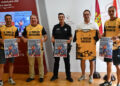 El municipio de Tarancón se prepara para acoger este domingo, 5 de julio, la tercera edición de su Triatlón, una prueba que este año da un salto cualitativo al integrarse por primera vez en el Circuito Provincial de Duatlón y Triatlón de la Diputación de Cuenca. La competición, organizada por el Ayuntamiento y el Club Atletismo Tarancón, espera reunir a un centenar de deportistas entre categorías individuales y por equipos. La cita deportiva arrancará a las 10:30 horas y tendrá como epicentro el complejo municipal de piscinas, punto designado tanto para la salida como para la meta. La entrada al recinto se habilitará por el Parque de las Rejas, donde se ubicará la zona de relevos para facilitar el desarrollo de la competición. El plazo de inscripción para participar permanecerá abierto hasta este jueves, mientras que la entrega de trofeos está programada para las 12:30 horas. Trazado y cortes de tráfico El diseño de la prueba combina tres disciplinas en el entorno urbano del municipio. Los deportistas se enfrentarán a un trazado dividido en las siguientes etapas: Los participantes completarán primero 300 metros de natación dentro de las instalaciones de la piscina municipal. El circuito ciclista abarca 5 kilómetros de ida y vuelta por la avenida Adolfo Suárez, llegando hasta la rotonda de acceso a la CM-200. La carrera a pie discurrirá por la avenida Reina Sofía, en un trazado de ida y vuelta con giros ubicados junto al parque de la piscina. Para garantizar la seguridad del evento, la Policía Local ha diseñado un dispositivo que afectará a la movilidad urbana entre las 10:30 y las 12:30 horas. Las autoridades solicitan la colaboración ciudadana para minimizar el uso del vehículo particular durante esa franja. Las restricciones incluyen la limitación de paso en el carril central de la avenida Adolfo Suárez, en el tramo comprendido entre el supermercado LIDL y la rotonda de Mercadona. Además, la avenida Reina Sofía quedará completamente cortada. La salida habitual hacia la autovía A-3 en dirección Madrid por el Parque de Bomberos y la avenida Miguel de Cervantes no estará operativa, por lo que los conductores deberán utilizar obligatoriamente el acceso de la CM-200. Evolución del triatlón local La inclusión del Triatlón 'Ciudad de Tarancón' en la décima edición del circuito provincial de la Diputación marca la madurez de un evento que nació con vocación de dinamizar la localidad. Durante sus dos primeras ediciones, la prueba se forjó como una iniciativa de carácter puramente local, impulsada por el esfuerzo de la sección de triatlón del Club Atletismo Tarancón para afianzar esta disciplina combinada en la comarca. El respaldo institucional y la implicación de los voluntarios y Protección Civil han permitido que la competición gane peso en el calendario conquense. Este paso al circuito oficial no solo asegura una mayor afluencia de atletas del resto de la provincia, sino que consolida a Tarancón como una sede solvente para organizar competiciones que exigen un alto nivel de coordinación urbana y logística.