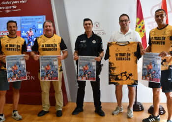 El municipio de Tarancón se prepara para acoger este domingo, 5 de julio, la tercera edición de su Triatlón, una prueba que este año da un salto cualitativo al integrarse por primera vez en el Circuito Provincial de Duatlón y Triatlón de la Diputación de Cuenca. La competición, organizada por el Ayuntamiento y el Club Atletismo Tarancón, espera reunir a un centenar de deportistas entre categorías individuales y por equipos. La cita deportiva arrancará a las 10:30 horas y tendrá como epicentro el complejo municipal de piscinas, punto designado tanto para la salida como para la meta. La entrada al recinto se habilitará por el Parque de las Rejas, donde se ubicará la zona de relevos para facilitar el desarrollo de la competición. El plazo de inscripción para participar permanecerá abierto hasta este jueves, mientras que la entrega de trofeos está programada para las 12:30 horas. Trazado y cortes de tráfico El diseño de la prueba combina tres disciplinas en el entorno urbano del municipio. Los deportistas se enfrentarán a un trazado dividido en las siguientes etapas: Los participantes completarán primero 300 metros de natación dentro de las instalaciones de la piscina municipal. El circuito ciclista abarca 5 kilómetros de ida y vuelta por la avenida Adolfo Suárez, llegando hasta la rotonda de acceso a la CM-200. La carrera a pie discurrirá por la avenida Reina Sofía, en un trazado de ida y vuelta con giros ubicados junto al parque de la piscina. Para garantizar la seguridad del evento, la Policía Local ha diseñado un dispositivo que afectará a la movilidad urbana entre las 10:30 y las 12:30 horas. Las autoridades solicitan la colaboración ciudadana para minimizar el uso del vehículo particular durante esa franja. Las restricciones incluyen la limitación de paso en el carril central de la avenida Adolfo Suárez, en el tramo comprendido entre el supermercado LIDL y la rotonda de Mercadona. Además, la avenida Reina Sofía quedará completamente cortada. La salida habitual hacia la autovía A-3 en dirección Madrid por el Parque de Bomberos y la avenida Miguel de Cervantes no estará operativa, por lo que los conductores deberán utilizar obligatoriamente el acceso de la CM-200. Evolución del triatlón local La inclusión del Triatlón 'Ciudad de Tarancón' en la décima edición del circuito provincial de la Diputación marca la madurez de un evento que nació con vocación de dinamizar la localidad. Durante sus dos primeras ediciones, la prueba se forjó como una iniciativa de carácter puramente local, impulsada por el esfuerzo de la sección de triatlón del Club Atletismo Tarancón para afianzar esta disciplina combinada en la comarca. El respaldo institucional y la implicación de los voluntarios y Protección Civil han permitido que la competición gane peso en el calendario conquense. Este paso al circuito oficial no solo asegura una mayor afluencia de atletas del resto de la provincia, sino que consolida a Tarancón como una sede solvente para organizar competiciones que exigen un alto nivel de coordinación urbana y logística.