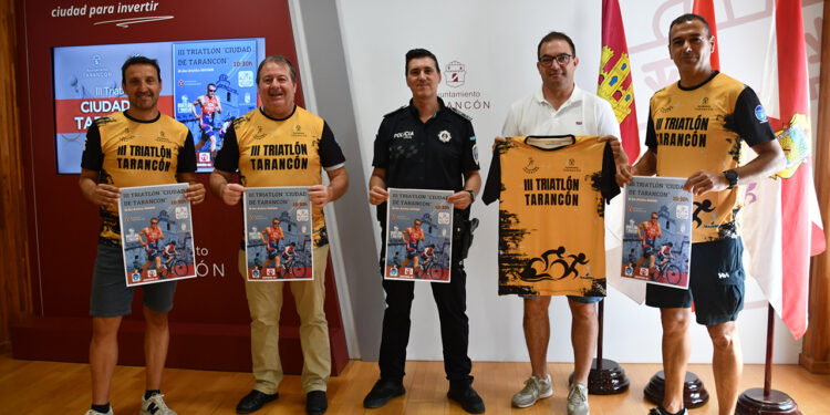 El III Triatlón 'Ciudad de Tarancón' estrena circuito provincial este domingo: recorrido y calles cortadas 1 El municipio de Tarancón se prepara para acoger este domingo, 5 de julio, la tercera edición de su Triatlón, una prueba que este año da un salto cualitativo al integrarse por primera vez en el Circuito Provincial de Duatlón y Triatlón de la Diputación de Cuenca. La competición, organizada por el Ayuntamiento y el Club Atletismo Tarancón, espera reunir a un centenar de deportistas entre categorías individuales y por equipos. La cita deportiva arrancará a las 10:30 horas y tendrá como epicentro el complejo municipal de piscinas, punto designado tanto para la salida como para la meta. La entrada al recinto se habilitará por el Parque de las Rejas, donde se ubicará la zona de relevos para facilitar el desarrollo de la competición. El plazo de inscripción para participar permanecerá abierto hasta este jueves, mientras que la entrega de trofeos está programada para las 12:30 horas. Trazado y cortes de tráfico El diseño de la prueba combina tres disciplinas en el entorno urbano del municipio. Los deportistas se enfrentarán a un trazado dividido en las siguientes etapas: Los participantes completarán primero 300 metros de natación dentro de las instalaciones de la piscina municipal. El circuito ciclista abarca 5 kilómetros de ida y vuelta por la avenida Adolfo Suárez, llegando hasta la rotonda de acceso a la CM-200. La carrera a pie discurrirá por la avenida Reina Sofía, en un trazado de ida y vuelta con giros ubicados junto al parque de la piscina. Para garantizar la seguridad del evento, la Policía Local ha diseñado un dispositivo que afectará a la movilidad urbana entre las 10:30 y las 12:30 horas. Las autoridades solicitan la colaboración ciudadana para minimizar el uso del vehículo particular durante esa franja. Las restricciones incluyen la limitación de paso en el carril central de la avenida Adolfo Suárez, en el tramo comprendido entre el supermercado LIDL y la rotonda de Mercadona. Además, la avenida Reina Sofía quedará completamente cortada. La salida habitual hacia la autovía A-3 en dirección Madrid por el Parque de Bomberos y la avenida Miguel de Cervantes no estará operativa, por lo que los conductores deberán utilizar obligatoriamente el acceso de la CM-200. Evolución del triatlón local La inclusión del Triatlón 'Ciudad de Tarancón' en la décima edición del circuito provincial de la Diputación marca la madurez de un evento que nació con vocación de dinamizar la localidad. Durante sus dos primeras ediciones, la prueba se forjó como una iniciativa de carácter puramente local, impulsada por el esfuerzo de la sección de triatlón del Club Atletismo Tarancón para afianzar esta disciplina combinada en la comarca. El respaldo institucional y la implicación de los voluntarios y Protección Civil han permitido que la competición gane peso en el calendario conquense. Este paso al circuito oficial no solo asegura una mayor afluencia de atletas del resto de la provincia, sino que consolida a Tarancón como una sede solvente para organizar competiciones que exigen un alto nivel de coordinación urbana y logística.
