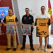 El municipio de Tarancón se prepara para acoger este domingo, 5 de julio, la tercera edición de su Triatlón, una prueba que este año da un salto cualitativo al integrarse por primera vez en el Circuito Provincial de Duatlón y Triatlón de la Diputación de Cuenca. La competición, organizada por el Ayuntamiento y el Club Atletismo Tarancón, espera reunir a un centenar de deportistas entre categorías individuales y por equipos. La cita deportiva arrancará a las 10:30 horas y tendrá como epicentro el complejo municipal de piscinas, punto designado tanto para la salida como para la meta. La entrada al recinto se habilitará por el Parque de las Rejas, donde se ubicará la zona de relevos para facilitar el desarrollo de la competición. El plazo de inscripción para participar permanecerá abierto hasta este jueves, mientras que la entrega de trofeos está programada para las 12:30 horas. Trazado y cortes de tráfico El diseño de la prueba combina tres disciplinas en el entorno urbano del municipio. Los deportistas se enfrentarán a un trazado dividido en las siguientes etapas: Los participantes completarán primero 300 metros de natación dentro de las instalaciones de la piscina municipal. El circuito ciclista abarca 5 kilómetros de ida y vuelta por la avenida Adolfo Suárez, llegando hasta la rotonda de acceso a la CM-200. La carrera a pie discurrirá por la avenida Reina Sofía, en un trazado de ida y vuelta con giros ubicados junto al parque de la piscina. Para garantizar la seguridad del evento, la Policía Local ha diseñado un dispositivo que afectará a la movilidad urbana entre las 10:30 y las 12:30 horas. Las autoridades solicitan la colaboración ciudadana para minimizar el uso del vehículo particular durante esa franja. Las restricciones incluyen la limitación de paso en el carril central de la avenida Adolfo Suárez, en el tramo comprendido entre el supermercado LIDL y la rotonda de Mercadona. Además, la avenida Reina Sofía quedará completamente cortada. La salida habitual hacia la autovía A-3 en dirección Madrid por el Parque de Bomberos y la avenida Miguel de Cervantes no estará operativa, por lo que los conductores deberán utilizar obligatoriamente el acceso de la CM-200. Evolución del triatlón local La inclusión del Triatlón 'Ciudad de Tarancón' en la décima edición del circuito provincial de la Diputación marca la madurez de un evento que nació con vocación de dinamizar la localidad. Durante sus dos primeras ediciones, la prueba se forjó como una iniciativa de carácter puramente local, impulsada por el esfuerzo de la sección de triatlón del Club Atletismo Tarancón para afianzar esta disciplina combinada en la comarca. El respaldo institucional y la implicación de los voluntarios y Protección Civil han permitido que la competición gane peso en el calendario conquense. Este paso al circuito oficial no solo asegura una mayor afluencia de atletas del resto de la provincia, sino que consolida a Tarancón como una sede solvente para organizar competiciones que exigen un alto nivel de coordinación urbana y logística.