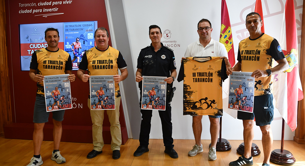 El III Triatlón 'Ciudad de Tarancón' estrena circuito provincial este domingo: recorrido y calles cortadas 2 El municipio de Tarancón se prepara para acoger este domingo, 5 de julio, la tercera edición de su Triatlón, una prueba que este año da un salto cualitativo al integrarse por primera vez en el Circuito Provincial de Duatlón y Triatlón de la Diputación de Cuenca. La competición, organizada por el Ayuntamiento y el Club Atletismo Tarancón, espera reunir a un centenar de deportistas entre categorías individuales y por equipos.La cita deportiva arrancará a las 10:30 horas y tendrá como epicentro el complejo municipal de piscinas, punto designado tanto para la salida como para la meta. La entrada al recinto se habilitará por el Parque de las Rejas, donde se ubicará la zona de relevos para facilitar el desarrollo de la competición. El plazo de inscripción para participar permanecerá abierto hasta este jueves, mientras que la entrega de trofeos está programada para las 12:30 horas.Trazado y cortes de tráfico
El diseño de la prueba combina tres disciplinas en el entorno urbano del municipio. Los deportistas se enfrentarán a un trazado dividido en las siguientes etapas:Los participantes completarán primero 300 metros de natación dentro de las instalaciones de la piscina municipal.El circuito ciclista abarca 5 kilómetros de ida y vuelta por la avenida Adolfo Suárez, llegando hasta la rotonda de acceso a la CM-200.La carrera a pie discurrirá por la avenida Reina Sofía, en un trazado de ida y vuelta con giros ubicados junto al parque de la piscina.Para garantizar la seguridad del evento, la Policía Local ha diseñado un dispositivo que afectará a la movilidad urbana entre las 10:30 y las 12:30 horas. Las autoridades solicitan la colaboración ciudadana para minimizar el uso del vehículo particular durante esa franja.Las restricciones incluyen la limitación de paso en el carril central de la avenida Adolfo Suárez, en el tramo comprendido entre el supermercado LIDL y la rotonda de Mercadona. Además, la avenida Reina Sofía quedará completamente cortada. La salida habitual hacia la autovía A-3 en dirección Madrid por el Parque de Bomberos y la avenida Miguel de Cervantes no estará operativa, por lo que los conductores deberán utilizar obligatoriamente el acceso de la CM-200.Evolución del triatlón local
La inclusión del Triatlón 'Ciudad de Tarancón' en la décima edición del circuito provincial de la Diputación marca la madurez de un evento que nació con vocación de dinamizar la localidad. Durante sus dos primeras ediciones, la prueba se forjó como una iniciativa de carácter puramente local, impulsada por el esfuerzo de la sección de triatlón del Club Atletismo Tarancón para afianzar esta disciplina combinada en la comarca.El respaldo institucional y la implicación de los voluntarios y Protección Civil han permitido que la competición gane peso en el calendario conquense. Este paso al circuito oficial no solo asegura una mayor afluencia de atletas del resto de la provincia, sino que consolida a Tarancón como una sede solvente para organizar competiciones que exigen un alto nivel de coordinación urbana y logística.