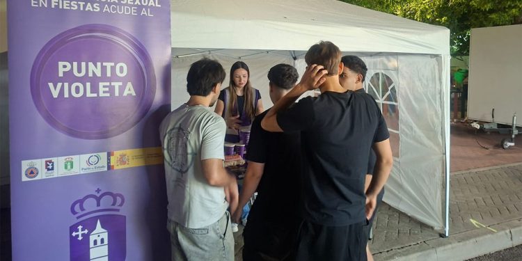 El Punto Violeta cerró su presencia en las Fiestas de Cabanillas concienciando contra las agresiones sexuales
