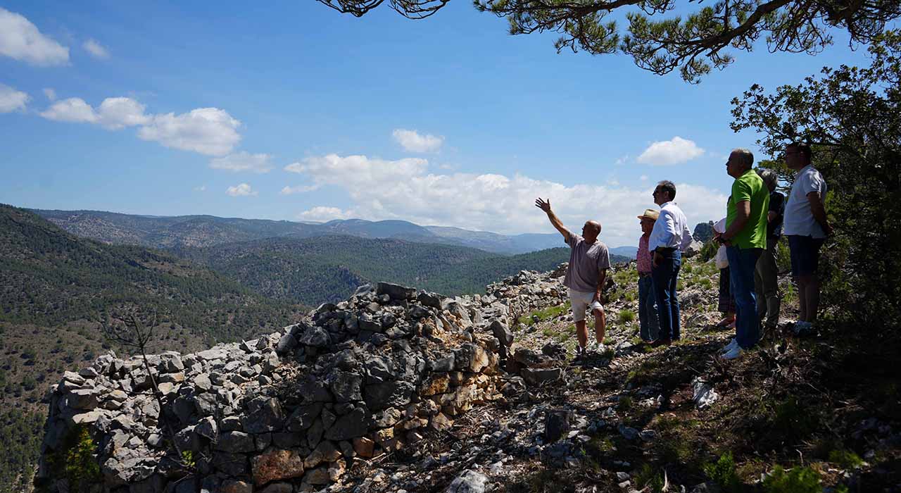 El archivo de los guerrilleros de Santa Cruz de Moya se abre a la UCLM: 200 testimonios y rutas por la Línea XYZ 2 El archivo de los guerrilleros de Santa Cruz de Moya se abre a la UCLM 200 testimonios y rutas por la Línea XYZ