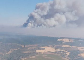 El avance del fuego hacia Atienza y la densa humareda en la Campiña marcan la nueva fase crítica en La Mierla