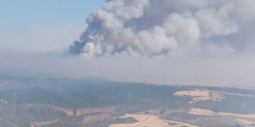 El avance del fuego hacia Atienza y la densa humareda en la Campiña marcan la nueva fase crítica en La Mierla