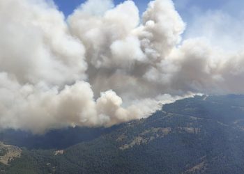 El avance del incendio de La Mierla obliga a evacuar Alpedroches y confinar seis municipios