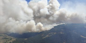 El avance del incendio de La Mierla obliga a evacuar Alpedroches y confinar seis municipios