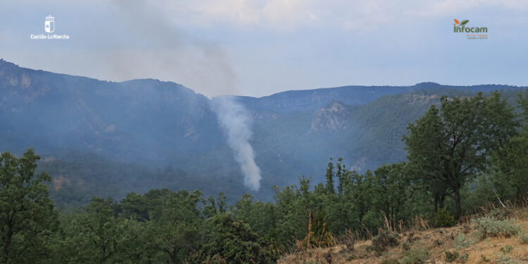 Controlado el incendio forestal de Poveda de la Sierra tras la rápida intervención de los medios aéreos 1 La tarde de este martes, 7 de julio de 2026, exige un esfuerzo continuo a los equipos de extinción en la provincia de Guadalajara debido a dos incendios forestales de matorral detectados en apenas dos horas. La atención principal se centra en el término municipal de Poveda de la Sierra, concretamente en el paraje de la Dehesa de Poveda, donde un fuego detectado a las 15:57 horas mantiene operativos a 15 efectivos y tres medios terrestres. Este siniestro cobró especial relevancia tras requerir un ataque inicial con cuatro medios aéreos y 30 personas, un despliegue que se produjo justo en el momento en que se lograba estabilizar un foco anterior en Brihuega. El primer aviso de la jornada tuvo lugar en Brihuega a las 14:19 horas, también gracias a la llamada de un particular. La rápida movilización de 33 personas y 10 medios, incluyendo tres dotaciones aéreas, permitió dar por controlado el fuego a las 15:25 horas. Actualmente, las labores de aseguramiento del perímetro en el municipio briocense continúan con 18 efectivos y cuatro vehículos terrestres. Tanto en Brihuega como en Poveda de la Sierra, la causa de las llamas y la superficie total quemada permanecen sin especificar a la espera de la resolución de los respectivos expedientes. La simultaneidad de estos eventos evidencia la tensión a la que se ven sometidos los dispositivos de emergencia en zonas de densa vegetación leñosa. En entornos de alto valor ecológico como el Parque Natural del Alto Tajo, al que pertenece Poveda, la rápida descarga de los medios aéreos resulta vital para evitar que el fuego de matorral salte a las copas de los pinares, una estrategia de contención que ya demostró su eficacia el pasado mes de junio durante un incendio similar en Arbeteta. Para minimizar este riesgo durante los meses de mayor afluencia turística, el entorno de Poveda de la Sierra se encuentra bajo una normativa especial de prevención que incluye el control estricto de aforos y accesos a parajes emblemáticos como el Salto de Poveda.