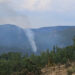 Controlado el incendio forestal de Poveda de la Sierra tras la rápida intervención de los medios aéreos 3 La tarde de este martes, 7 de julio de 2026, exige un esfuerzo continuo a los equipos de extinción en la provincia de Guadalajara debido a dos incendios forestales de matorral detectados en apenas dos horas. La atención principal se centra en el término municipal de Poveda de la Sierra, concretamente en el paraje de la Dehesa de Poveda, donde un fuego detectado a las 15:57 horas mantiene operativos a 15 efectivos y tres medios terrestres. Este siniestro cobró especial relevancia tras requerir un ataque inicial con cuatro medios aéreos y 30 personas, un despliegue que se produjo justo en el momento en que se lograba estabilizar un foco anterior en Brihuega. El primer aviso de la jornada tuvo lugar en Brihuega a las 14:19 horas, también gracias a la llamada de un particular. La rápida movilización de 33 personas y 10 medios, incluyendo tres dotaciones aéreas, permitió dar por controlado el fuego a las 15:25 horas. Actualmente, las labores de aseguramiento del perímetro en el municipio briocense continúan con 18 efectivos y cuatro vehículos terrestres. Tanto en Brihuega como en Poveda de la Sierra, la causa de las llamas y la superficie total quemada permanecen sin especificar a la espera de la resolución de los respectivos expedientes. La simultaneidad de estos eventos evidencia la tensión a la que se ven sometidos los dispositivos de emergencia en zonas de densa vegetación leñosa. En entornos de alto valor ecológico como el Parque Natural del Alto Tajo, al que pertenece Poveda, la rápida descarga de los medios aéreos resulta vital para evitar que el fuego de matorral salte a las copas de los pinares, una estrategia de contención que ya demostró su eficacia el pasado mes de junio durante un incendio similar en Arbeteta. Para minimizar este riesgo durante los meses de mayor afluencia turística, el entorno de Poveda de la Sierra se encuentra bajo una normativa especial de prevención que incluye el control estricto de aforos y accesos a parajes emblemáticos como el Salto de Poveda.
