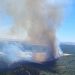 El incendio de La Mierla moviliza a más de 200 efectivos e incorpora al primer batallón de la UME 3 Un incendio forestal declarado este mediodía en el término municipal de La Mierla, en la provincia de Guadalajara, ha obligado a activar el Nivel 1 de emergencia. La medida técnica se ha tomado ante la posible afección por humo tanto a la población local como a importantes vías de comunicación de la zona. En concreto, las autoridades vigilan las carreteras CM-1004 y GU-188, donde la visibilidad podría verse seriamente comprometida para los conductores. El fuego fue detectado a las 13:55 horas de este 16 de julio de 2026 por un vigilante fijo del operativo regional. Inicialmente clasificado como una columna de humo de origen desconocido, la situación requirió un despliegue contundente y rápido. Actualmente trabajan sobre el terreno 58 personas apoyadas por 15 medios, entre los que destacan cinco medios aéreos y diez terrestres. Durante los primeros momentos de la emergencia, el dispositivo llegó a movilizar hasta 110 efectivos y 32 medios para frenar el avance inicial. Protocolos del Nivel 1 La declaración del Nivel 1 en el plan de emergencias autonómico es un procedimiento técnico esencial para proteger a la ciudadanía. Se activa específicamente cuando se prevé que la evolución de un fuego pueda afectar a personas o bienes de naturaleza no forestal. En este siniestro de La Mierla, el riesgo prioritario no son las llamas directas sobre los núcleos habitados, sino la densa columna de humo generada por la combustión. Este factor altera la seguridad vial e irrita las vías respiratorias, obligando a las autoridades a establecer perímetros de prevención. Archivo e historia local Consultando la hemeroteca de Liberal de Castilla sobre emergencias similares en la provincia de Guadalajara, observamos un patrón claro en la evolución de las técnicas de extinción. Tras las lecciones aprendidas en los históricos y devastadores incendios de décadas pasadas, la estrategia actual prioriza el envío masivo de recursos aéreos durante la fase inicial de detección. Esta táctica de ataque rápido, visible hoy con el despliegue inmediato de helicópteros y aviones en La Mierla, busca evitar que las llamas se descontrolen durante las horas más críticas de calor. La profesionalización del operativo permite hoy mantener a salvo las infraestructuras, protegiendo tanto el entorno natural como la conectividad de los municipios de la región.