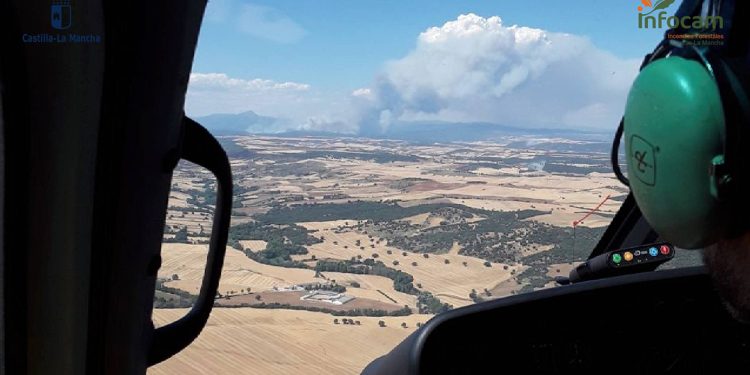 El incendio de La Mierla alcanza las 2.000 hectáreas y el humo limita a los 358 efectivos que defienden los municipios 1 El incendio de La Mierla alcanza las 2.000 hectáreas y el humo limita a los 358 efectivos que defienden los municipios