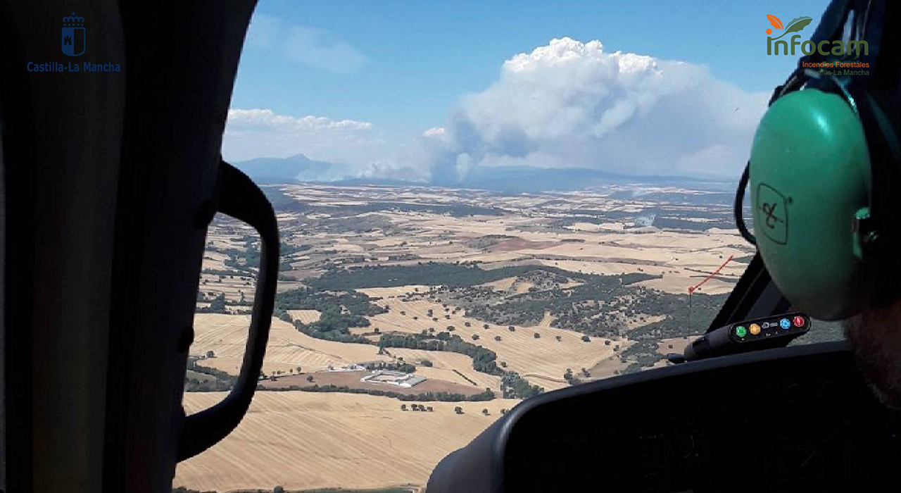El incendio de La Mierla alcanza las 2.000 hectáreas y el humo limita a los 358 efectivos que defienden los municipios 2 El incendio de La Mierla alcanza las 2.000 hectáreas y el humo limita a los 358 efectivos que defienden los municipios