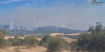 El incendio de La Mierla alcanza las 5.400 hectáreas y obliga a evacuar el municipio de Monasterio