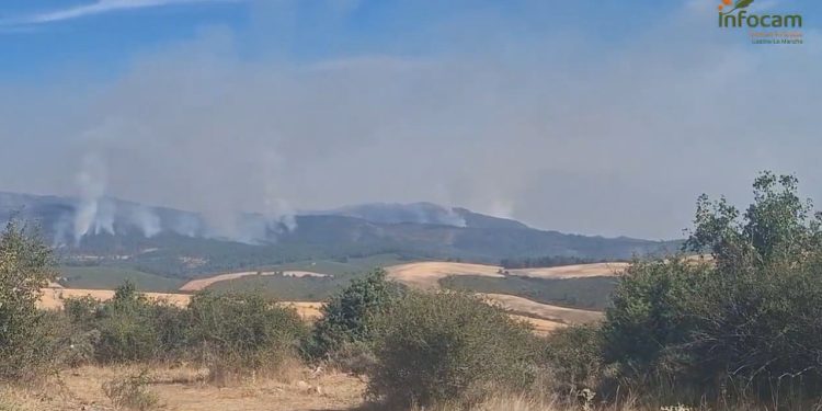 El incendio de La Mierla alcanza las 5.400 hectáreas y obliga a evacuar el municipio de Monasterio El incendio de La Mierla alcanza las 5.400 hectáreas y obliga a evacuar el municipio de Monasterio