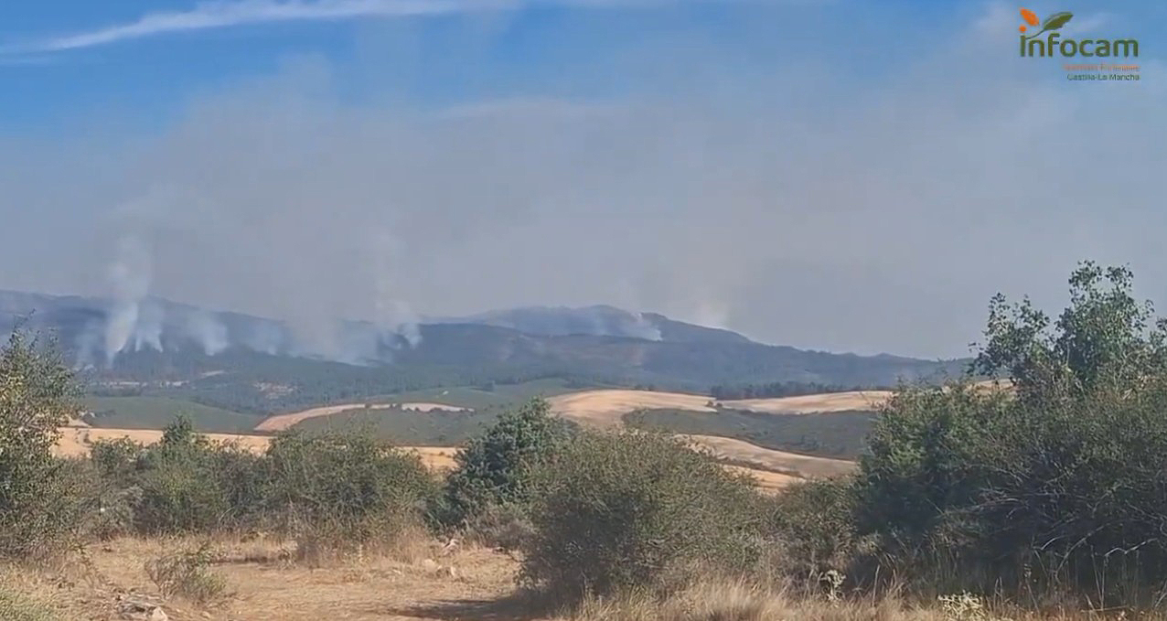 El incendio de La Mierla alcanza las 5.400 hectáreas y obliga a evacuar el municipio de Monasterio 1 El incendio de La Mierla alcanza las 5.400 hectáreas y obliga a evacuar el municipio de Monasterio