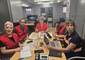 El incendio de La Mierla alcanza los 800 evacuados y el operativo prepara un cortafuegos estratégico en Prádena de Atienza