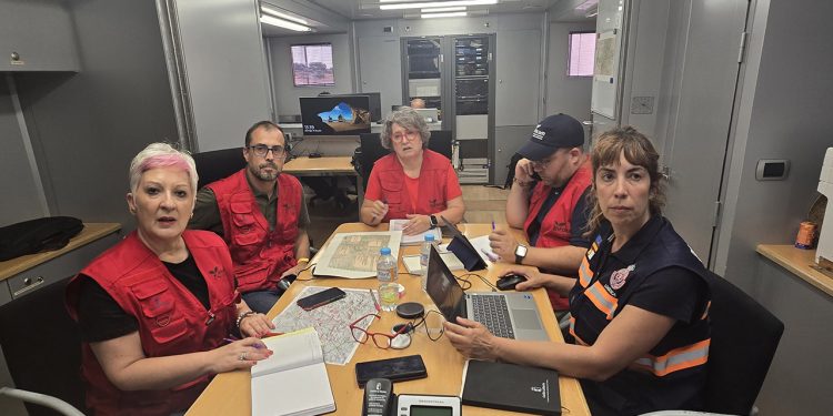 El incendio de La Mierla alcanza los 800 evacuados y el operativo prepara un cortafuegos estratégico en Prádena de Atienza El incendio de La Mierla alcanza los 800 evacuados y el operativo prepara un cortafuegos estratégico en Prádena de Atienza
