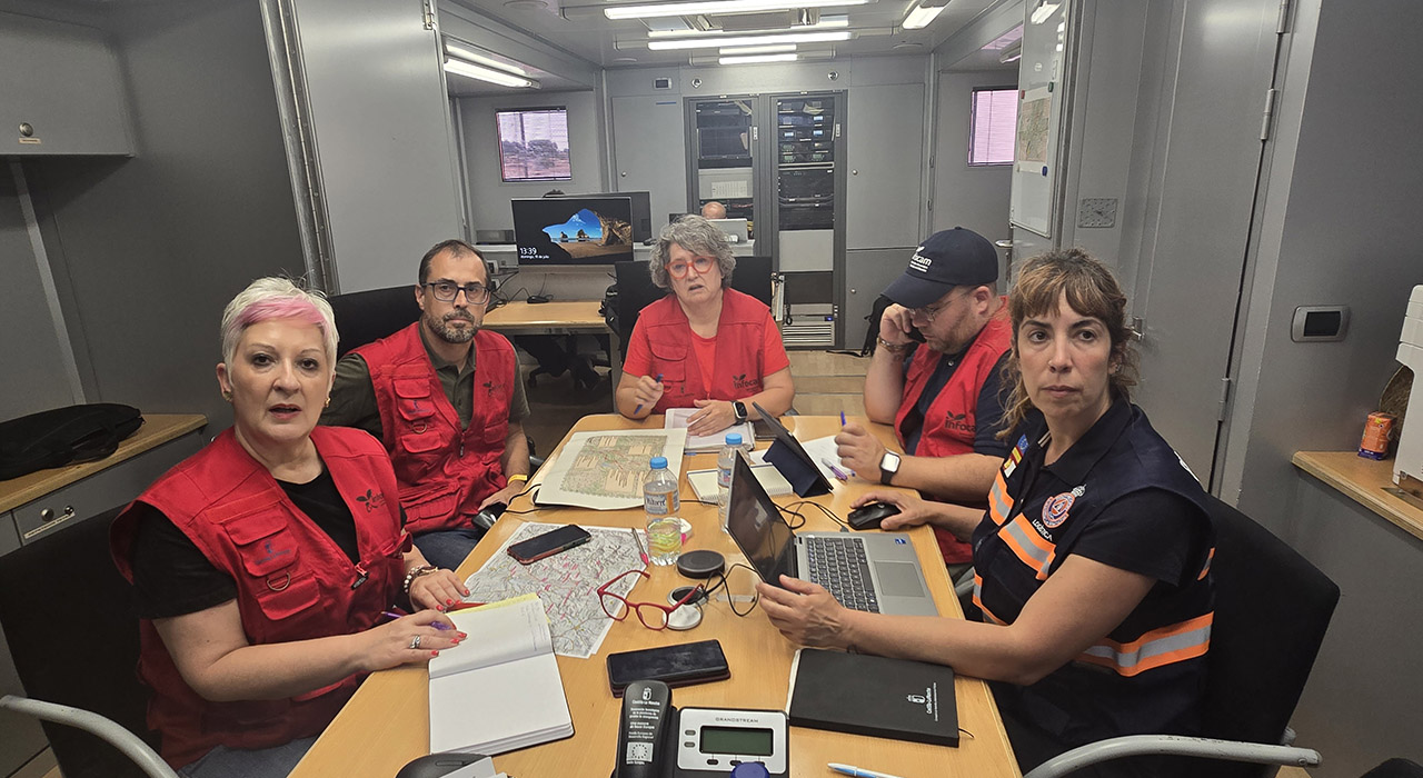 El incendio de La Mierla alcanza los 800 evacuados y el operativo prepara un cortafuegos estratégico en Prádena de Atienza 1 El incendio de La Mierla alcanza los 800 evacuados y el operativo prepara un cortafuegos estratégico en Prádena de Atienza