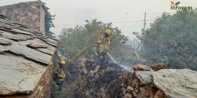 El incendio de La Mierla calcina 13.000 hectáreas y eleva a 21 los núcleos evacuados o confinados en la Sierra Norte El incendio de La Mierla calcina 13.000 hectáreas y eleva a 21 los núcleos evacuados o confinados en la Sierra Norte