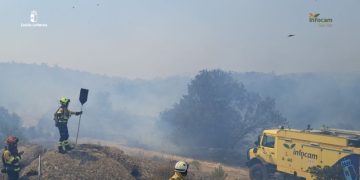 El incendio de La Mierla cerca nuevos pueblos: confinados Galve de Sorbe y los Condemios ante el avance del fuego