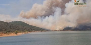 El incendio de La Mierla fuerza también la evacuación de Bustares, Villares de Jadraque y Veguillas y el confinamiento de Hiendelaencina