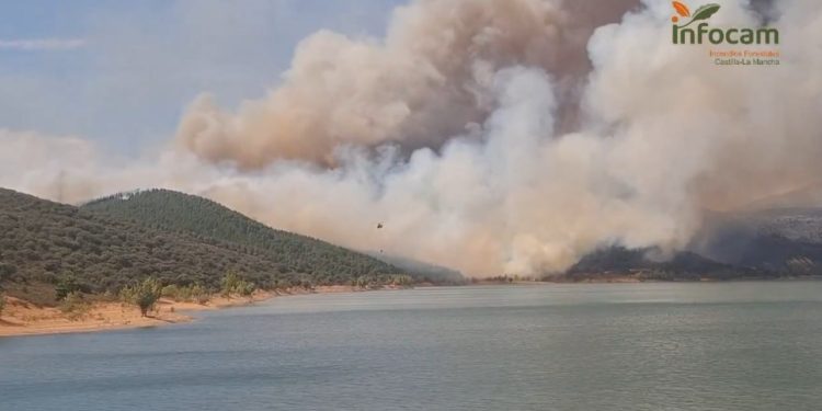El incendio de La Mierla fuerza también la evacuación de Bustares, Villares de Jadraque y Veguillas y el confinamiento de Hiendelaencina El incendio de La Mierla fuerza también la evacuación de Bustares, Villares de Jadraque y Veguillas y el confinamiento de Hiendelaencina