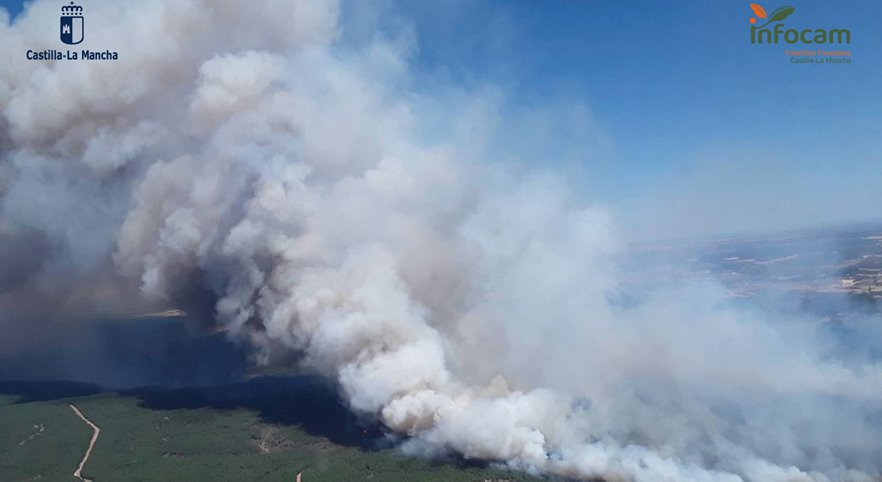 El incendio de La Mierla moviliza a más de 200 efectivos e incorpora al primer batallón de la UME 2 El incendio de La Mierla moviliza a más de 200 efectivos e incorpora al primer batallón de la UME