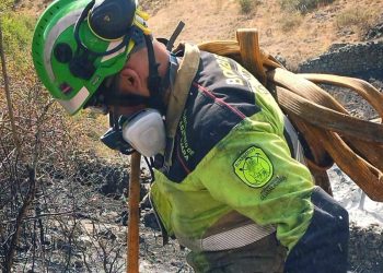 El incendio de La Mierla reduce el frente activo a menos de un kilómetro en la Sierra Norte