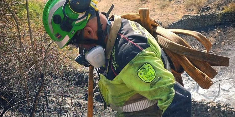 El incendio de La Mierla reduce el frente activo a menos de un kilómetro en la Sierra Norte