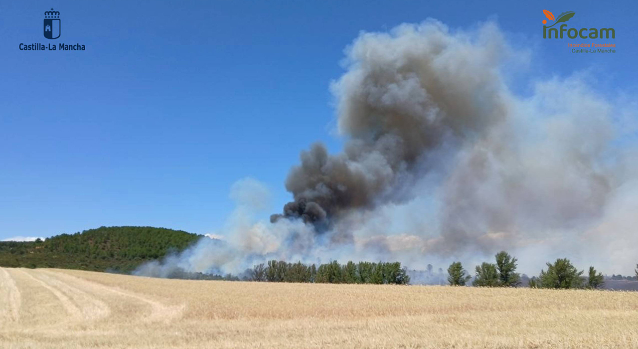El incendio de La Mierla sigue en Nivel 2: la UME y maquinaria pesada actúan tras una noche de trabajos intensivos 2 El incendio de La Mierla sigue en Nivel 2 la UME y maquinaria pesada actúan tras una noche de trabajos intensivos