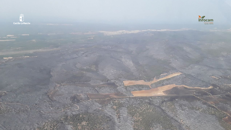 El incendio de Selas calcina 2.600 hectáreas: seis pueblos de Guadalajara continúan evacuados 1 El incendio forestal declarado en el término municipal de Selas mantiene el Nivel 2 de operatividad tras afectar a una superficie estimada de 2.600 hectáreas. La dirección de extinción ha autorizado el regreso a sus hogares de los vecinos de Anchuelas del Campo, aunque las poblaciones de Aragoncillo, Establés, Concha, Torrubia, Tartanedo y Pardos permanecen evacuadas de forma preventiva.El fuego, que castiga una zona de masa forestal arbolada, se detectó el 21 de julio a las 12:34 horas gracias al aviso telefónico de un particular. Por el momento, la evolución técnica del incendio se mantiene en estado incompleto y la investigación sobre las causas de su inicio quedará pendiente hasta la resolución del expediente definitivo.Durante los trabajos de extinción han llegado a participar hasta 252 profesionales y 68 medios. Actualmente, las labores sobre el terreno continúan activas con un dispositivo formado por 72 personas y 25 medios, de los cuales 10 son aéreos y 15 terrestres, con el apoyo de 15 efectivos de personal interno.Archivo y contexto histórico
La hemeroteca de Liberal de Castilla refleja la persistente vulnerabilidad de esta zona de la provincia de Guadalajara frente a los grandes incendios forestales durante la campaña estival. La región transformó por completo sus protocolos de actuación civil tras la tragedia de Riba de Saelices en el verano de 2005, un punto de inflexión que cambió para siempre la política de extinción en Castilla-La Mancha.Esta evolución histórica en la gestión de emergencias explica la decisión inmediata de decretar el Nivel 2 y ejecutar evacuaciones preventivas en pedanías completas como Tartanedo o Pardos. La estrategia actual, nacida de los aprendizajes del pasado, asume el desalojo temprano de los cascos urbanos colindantes como prioridad absoluta para salvaguardar vidas mientras el dispositivo aéreo y terrestre frena el avance de las llamas.