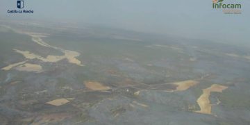 El incendio de Selas permite el regreso a casa en seis pueblos de Guadalajara mientras La Mierla mantiene a 213 efectivos
