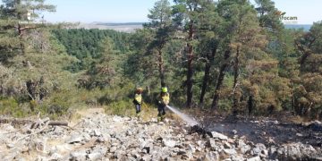 El incendio forestal de La Mierla continúa en Nivel 1: los bomberos refrescan el perímetro afectado