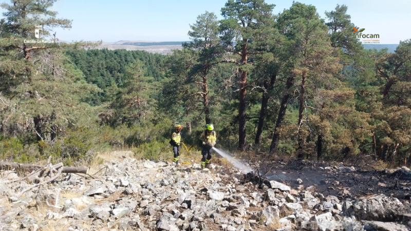 El incendio forestal de La Mierla continúa en Nivel 1: los bomberos refrescan el perímetro afectado 1 El incendio forestal de La Mierla continúa en Nivel 1 los bomberos refrescan el perímetro afectado