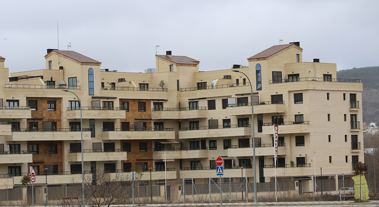 El mercado inmobiliario en Cuenca alcanza cifras de 2008: urge la construcción de vivienda protegida 1 El mercado inmobiliario en Cuenca alcanza cifras de 2008 urge la construcción de vivienda protegida