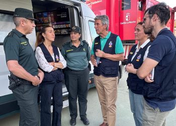 El operativo de La Mierla aprovecha la noche para atacar la cabeza del mayor incendio en la historia de la región