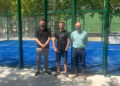 El municipio conquense de Belmontejo ha inaugurado este viernes una nueva pista de pádel, una infraestructura deportiva que ha supuesto una inversión total de 53.000 euros. El proyecto busca fomentar el ocio saludable en el medio rural y evitar que los vecinos tengan que viajar hasta localidades cercanas, como San Lorenzo de la Parrilla, para poder practicar uno de los deportes con mayor demanda actual en España. La inauguración oficial ha contado con la presencia del alcalde del municipio, Daniel Soriano, y el diputado provincial de Deportes, Abel Fresneda. A la cita también han asistido el técnico del Grupo de Desarrollo Rural ADESIMAN, Marcos Huélamo, el diputado regional José Martín Buro y un nutrido grupo de vecinos de la localidad. La construcción de este espacio ha sido posible gracias a la colaboración financiera e institucional entre el Ayuntamiento de Belmontejo, la Diputación de Cuenca y los fondos europeos LEADER. Durante el acto, Fresneda ha subrayado que garantizar el acceso al deporte en buenas condiciones es una herramienta clave para fijar población en los pueblos. Esta pista forma parte de las 255 actuaciones contempladas dentro del Plan de Instalaciones Deportivas, un programa que prevé una inversión global de 7 millones de euros en toda la provincia, de los cuales la Diputación de Cuenca aporta 5 millones. Contexto y hemeroteca Consultando el archivo de Liberal de Castilla, el Plan de Instalaciones Deportivas provincial ha experimentado una notable evolución en los últimos años para adaptarse a las nuevas demandas del entorno rural. Mientras que en sus primeras fases las inversiones se destinaban principalmente al mantenimiento de pabellones y campos de fútbol en cabeceras de comarca, recientemente la estrategia se ha diversificado hacia deportes en auge como el pádel. Esta transición demuestra un esfuerzo por igualar los servicios de ocio entre las zonas urbanas y los municipios de menor tamaño. Además, consolida el papel de los Grupos de Desarrollo Rural, como ADESIMAN en este caso, cuya gestión de los fondos europeos se ha vuelto imprescindible para ejecutar proyectos que los pequeños ayuntamientos conquenses no podrían asumir en solitario.