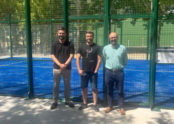 El municipio conquense de Belmontejo ha inaugurado este viernes una nueva pista de pádel, una infraestructura deportiva que ha supuesto una inversión total de 53.000 euros. El proyecto busca fomentar el ocio saludable en el medio rural y evitar que los vecinos tengan que viajar hasta localidades cercanas, como San Lorenzo de la Parrilla, para poder practicar uno de los deportes con mayor demanda actual en España. La inauguración oficial ha contado con la presencia del alcalde del municipio, Daniel Soriano, y el diputado provincial de Deportes, Abel Fresneda. A la cita también han asistido el técnico del Grupo de Desarrollo Rural ADESIMAN, Marcos Huélamo, el diputado regional José Martín Buro y un nutrido grupo de vecinos de la localidad. La construcción de este espacio ha sido posible gracias a la colaboración financiera e institucional entre el Ayuntamiento de Belmontejo, la Diputación de Cuenca y los fondos europeos LEADER. Durante el acto, Fresneda ha subrayado que garantizar el acceso al deporte en buenas condiciones es una herramienta clave para fijar población en los pueblos. Esta pista forma parte de las 255 actuaciones contempladas dentro del Plan de Instalaciones Deportivas, un programa que prevé una inversión global de 7 millones de euros en toda la provincia, de los cuales la Diputación de Cuenca aporta 5 millones. Contexto y hemeroteca Consultando el archivo de Liberal de Castilla, el Plan de Instalaciones Deportivas provincial ha experimentado una notable evolución en los últimos años para adaptarse a las nuevas demandas del entorno rural. Mientras que en sus primeras fases las inversiones se destinaban principalmente al mantenimiento de pabellones y campos de fútbol en cabeceras de comarca, recientemente la estrategia se ha diversificado hacia deportes en auge como el pádel. Esta transición demuestra un esfuerzo por igualar los servicios de ocio entre las zonas urbanas y los municipios de menor tamaño. Además, consolida el papel de los Grupos de Desarrollo Rural, como ADESIMAN en este caso, cuya gestión de los fondos europeos se ha vuelto imprescindible para ejecutar proyectos que los pequeños ayuntamientos conquenses no podrían asumir en solitario.
