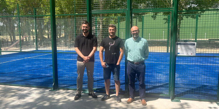 El pádel llega a Belmontejo: nueva pista de 53.000 euros para evitar desplazamientos 1 El municipio conquense de Belmontejo ha inaugurado este viernes una nueva pista de pádel, una infraestructura deportiva que ha supuesto una inversión total de 53.000 euros. El proyecto busca fomentar el ocio saludable en el medio rural y evitar que los vecinos tengan que viajar hasta localidades cercanas, como San Lorenzo de la Parrilla, para poder practicar uno de los deportes con mayor demanda actual en España. La inauguración oficial ha contado con la presencia del alcalde del municipio, Daniel Soriano, y el diputado provincial de Deportes, Abel Fresneda. A la cita también han asistido el técnico del Grupo de Desarrollo Rural ADESIMAN, Marcos Huélamo, el diputado regional José Martín Buro y un nutrido grupo de vecinos de la localidad. La construcción de este espacio ha sido posible gracias a la colaboración financiera e institucional entre el Ayuntamiento de Belmontejo, la Diputación de Cuenca y los fondos europeos LEADER. Durante el acto, Fresneda ha subrayado que garantizar el acceso al deporte en buenas condiciones es una herramienta clave para fijar población en los pueblos. Esta pista forma parte de las 255 actuaciones contempladas dentro del Plan de Instalaciones Deportivas, un programa que prevé una inversión global de 7 millones de euros en toda la provincia, de los cuales la Diputación de Cuenca aporta 5 millones. Contexto y hemeroteca Consultando el archivo de Liberal de Castilla, el Plan de Instalaciones Deportivas provincial ha experimentado una notable evolución en los últimos años para adaptarse a las nuevas demandas del entorno rural. Mientras que en sus primeras fases las inversiones se destinaban principalmente al mantenimiento de pabellones y campos de fútbol en cabeceras de comarca, recientemente la estrategia se ha diversificado hacia deportes en auge como el pádel. Esta transición demuestra un esfuerzo por igualar los servicios de ocio entre las zonas urbanas y los municipios de menor tamaño. Además, consolida el papel de los Grupos de Desarrollo Rural, como ADESIMAN en este caso, cuya gestión de los fondos europeos se ha vuelto imprescindible para ejecutar proyectos que los pequeños ayuntamientos conquenses no podrían asumir en solitario.