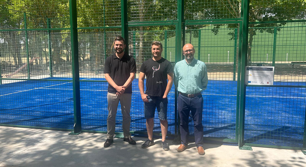 El pádel llega a Belmontejo: nueva pista de 53.000 euros para evitar desplazamientos 2 El municipio conquense de Belmontejo ha inaugurado este viernes una nueva pista de pádel, una infraestructura deportiva que ha supuesto una inversión total de 53.000 euros. El proyecto busca fomentar el ocio saludable en el medio rural y evitar que los vecinos tengan que viajar hasta localidades cercanas, como San Lorenzo de la Parrilla, para poder practicar uno de los deportes con mayor demanda actual en España.La inauguración oficial ha contado con la presencia del alcalde del municipio, Daniel Soriano, y el diputado provincial de Deportes, Abel Fresneda. A la cita también han asistido el técnico del Grupo de Desarrollo Rural ADESIMAN, Marcos Huélamo, el diputado regional José Martín Buro y un nutrido grupo de vecinos de la localidad. La construcción de este espacio ha sido posible gracias a la colaboración financiera e institucional entre el Ayuntamiento de Belmontejo, la Diputación de Cuenca y los fondos europeos LEADER.Durante el acto, Fresneda ha subrayado que garantizar el acceso al deporte en buenas condiciones es una herramienta clave para fijar población en los pueblos. Esta pista forma parte de las 255 actuaciones contempladas dentro del Plan de Instalaciones Deportivas, un programa que prevé una inversión global de 7 millones de euros en toda la provincia, de los cuales la Diputación de Cuenca aporta 5 millones.Contexto y hemeroteca
Consultando el archivo de Liberal de Castilla, el Plan de Instalaciones Deportivas provincial ha experimentado una notable evolución en los últimos años para adaptarse a las nuevas demandas del entorno rural. Mientras que en sus primeras fases las inversiones se destinaban principalmente al mantenimiento de pabellones y campos de fútbol en cabeceras de comarca, recientemente la estrategia se ha diversificado hacia deportes en auge como el pádel.Esta transición demuestra un esfuerzo por igualar los servicios de ocio entre las zonas urbanas y los municipios de menor tamaño. Además, consolida el papel de los Grupos de Desarrollo Rural, como ADESIMAN en este caso, cuya gestión de los fondos europeos se ha vuelto imprescindible para ejecutar proyectos que los pequeños ayuntamientos conquenses no podrían asumir en solitario.