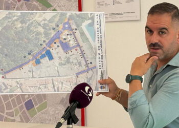 El Ayuntamiento de Guadalajara ha presentado el proyecto de renovación integral de la calle Chorrón y sus zonas aledañas, una intervención presupuestada en unos 500.000 euros. El concejal de Infraestructuras, Santiago López Pomeda, ha detallado que las obras resolverán una reivindicación vecinal que acumulaba más de dos décadas de espera. La actuación contempla renovar por completo los pavimentos, el asfaltado y la señalización, además de ampliar el espacio peatonal para adaptarlo a los criterios actuales de accesibilidad. Reordenación del tráfico El nuevo estudio de movilidad establece una entrada inédita al barrio a través de la calle Tomás Camarillo. Para mejorar la fluidez interior, se invertirá el sentido de la circulación en la calle Chorrón en dirección a Bejanque, creando un circuito continuo desde el Arrabal del Agua. Esta alternativa técnica ha sido seleccionada porque mejora la seguridad viaria permitiendo mantener intactas todas las plazas de estacionamiento actuales. La preservación del aparcamiento era una prioridad, dado que se trata de un entorno residencial con escasez de garajes privados. El proyecto también incorpora distintas zonas de estacionamiento privadas de uso público situadas junto al parque del Fuerte de San Francisco. El acondicionamiento conjunto de estas áreas será posible gracias a los acuerdos de cesión alcanzados en su día con las comunidades de propietarios. Plazos de ejecución Antes de aprobar el texto definitivo y sacar las obras a licitación, el equipo de Gobierno mantendrá reuniones con los vecinos del entorno. El objetivo de estos encuentros será explicar los pormenores de la intervención y consensuar posibles ajustes finales sobre el terreno. Una vez licitados y adjudicados los trabajos, el plazo estimado de ejecución será inferior a cuatro meses. Hemeroteca y contexto local El archivo de Liberal de Castilla documenta cómo el progresivo deterioro de la calle Chorrón ha sido un tema recurrente en el debate municipal durante los últimos veinte años. Las continuas reivindicaciones por el estado de las aceras y las dificultades de estacionamiento evidenciaban la urgencia de una intervención real, que en mandatos anteriores quedó paralizada en forma de estudios previos que nunca llegaron a materializarse con presupuesto. Esta reordenación se conecta de forma directa con los planes a largo plazo para el conjunto del Fuerte de San Francisco. Para absorber el previsible incremento de visitantes que generarán los futuros usos culturales, sociales y educativos de este complejo patrimonial, el consistorio ya estudia la creación de un nuevo aparcamiento en una parcela municipal cercana, lo que supondría el cierre definitivo a los problemas históricos de movilidad en este céntrico barrio de Guadalajara.
