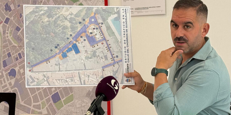 El plan para la calle Chorrón de Guadalajara: nueva circulación y aceras accesibles sin perder aparcamientos 1 El Ayuntamiento de Guadalajara ha presentado el proyecto de renovación integral de la calle Chorrón y sus zonas aledañas, una intervención presupuestada en unos 500.000 euros. El concejal de Infraestructuras, Santiago López Pomeda, ha detallado que las obras resolverán una reivindicación vecinal que acumulaba más de dos décadas de espera. La actuación contempla renovar por completo los pavimentos, el asfaltado y la señalización, además de ampliar el espacio peatonal para adaptarlo a los criterios actuales de accesibilidad. Reordenación del tráfico El nuevo estudio de movilidad establece una entrada inédita al barrio a través de la calle Tomás Camarillo. Para mejorar la fluidez interior, se invertirá el sentido de la circulación en la calle Chorrón en dirección a Bejanque, creando un circuito continuo desde el Arrabal del Agua. Esta alternativa técnica ha sido seleccionada porque mejora la seguridad viaria permitiendo mantener intactas todas las plazas de estacionamiento actuales. La preservación del aparcamiento era una prioridad, dado que se trata de un entorno residencial con escasez de garajes privados. El proyecto también incorpora distintas zonas de estacionamiento privadas de uso público situadas junto al parque del Fuerte de San Francisco. El acondicionamiento conjunto de estas áreas será posible gracias a los acuerdos de cesión alcanzados en su día con las comunidades de propietarios. Plazos de ejecución Antes de aprobar el texto definitivo y sacar las obras a licitación, el equipo de Gobierno mantendrá reuniones con los vecinos del entorno. El objetivo de estos encuentros será explicar los pormenores de la intervención y consensuar posibles ajustes finales sobre el terreno. Una vez licitados y adjudicados los trabajos, el plazo estimado de ejecución será inferior a cuatro meses. Hemeroteca y contexto local El archivo de Liberal de Castilla documenta cómo el progresivo deterioro de la calle Chorrón ha sido un tema recurrente en el debate municipal durante los últimos veinte años. Las continuas reivindicaciones por el estado de las aceras y las dificultades de estacionamiento evidenciaban la urgencia de una intervención real, que en mandatos anteriores quedó paralizada en forma de estudios previos que nunca llegaron a materializarse con presupuesto. Esta reordenación se conecta de forma directa con los planes a largo plazo para el conjunto del Fuerte de San Francisco. Para absorber el previsible incremento de visitantes que generarán los futuros usos culturales, sociales y educativos de este complejo patrimonial, el consistorio ya estudia la creación de un nuevo aparcamiento en una parcela municipal cercana, lo que supondría el cierre definitivo a los problemas históricos de movilidad en este céntrico barrio de Guadalajara.