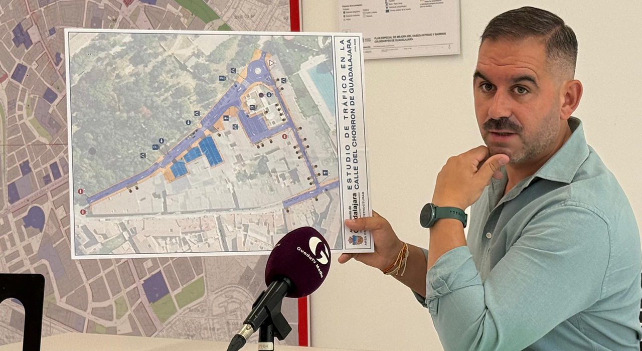 El plan para la calle Chorrón de Guadalajara: nueva circulación y aceras accesibles sin perder aparcamientos 2 El Ayuntamiento de Guadalajara ha presentado el proyecto de renovación integral de la calle Chorrón y sus zonas aledañas, una intervención presupuestada en unos 500.000 euros. El concejal de Infraestructuras, Santiago López Pomeda, ha detallado que las obras resolverán una reivindicación vecinal que acumulaba más de dos décadas de espera. La actuación contempla renovar por completo los pavimentos, el asfaltado y la señalización, además de ampliar el espacio peatonal para adaptarlo a los criterios actuales de accesibilidad.Reordenación del tráfico
El nuevo estudio de movilidad establece una entrada inédita al barrio a través de la calle Tomás Camarillo. Para mejorar la fluidez interior, se invertirá el sentido de la circulación en la calle Chorrón en dirección a Bejanque, creando un circuito continuo desde el Arrabal del Agua. Esta alternativa técnica ha sido seleccionada porque mejora la seguridad viaria permitiendo mantener intactas todas las plazas de estacionamiento actuales.La preservación del aparcamiento era una prioridad, dado que se trata de un entorno residencial con escasez de garajes privados. El proyecto también incorpora distintas zonas de estacionamiento privadas de uso público situadas junto al parque del Fuerte de San Francisco. El acondicionamiento conjunto de estas áreas será posible gracias a los acuerdos de cesión alcanzados en su día con las comunidades de propietarios.Plazos de ejecución
Antes de aprobar el texto definitivo y sacar las obras a licitación, el equipo de Gobierno mantendrá reuniones con los vecinos del entorno. El objetivo de estos encuentros será explicar los pormenores de la intervención y consensuar posibles ajustes finales sobre el terreno. Una vez licitados y adjudicados los trabajos, el plazo estimado de ejecución será inferior a cuatro meses.Hemeroteca y contexto local
El archivo de Liberal de Castilla documenta cómo el progresivo deterioro de la calle Chorrón ha sido un tema recurrente en el debate municipal durante los últimos veinte años. Las continuas reivindicaciones por el estado de las aceras y las dificultades de estacionamiento evidenciaban la urgencia de una intervención real, que en mandatos anteriores quedó paralizada en forma de estudios previos que nunca llegaron a materializarse con presupuesto.Esta reordenación se conecta de forma directa con los planes a largo plazo para el conjunto del Fuerte de San Francisco. Para absorber el previsible incremento de visitantes que generarán los futuros usos culturales, sociales y educativos de este complejo patrimonial, el consistorio ya estudia la creación de un nuevo aparcamiento en una parcela municipal cercana, lo que supondría el cierre definitivo a los problemas históricos de movilidad en este céntrico barrio de Guadalajara.
