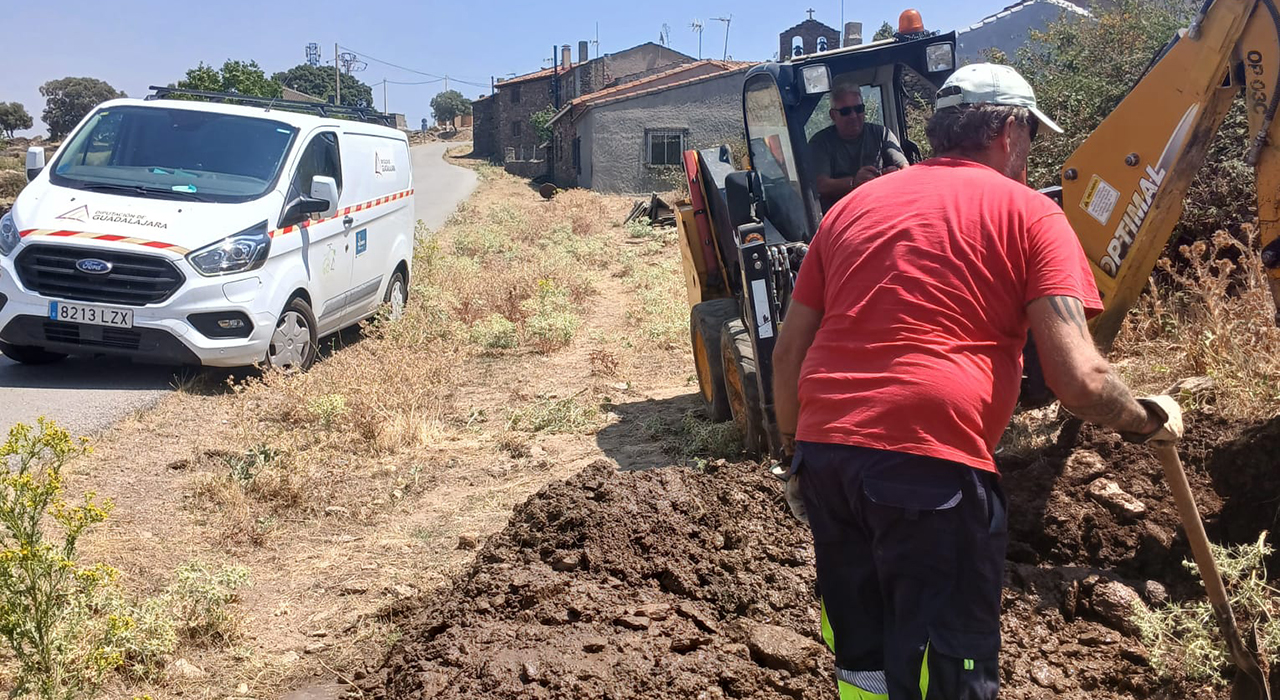 El regreso a la Sierra Norte: agua y reparaciones urgentes tras el fuego de La Mierla 1 El regreso a la Sierra Norte agua y reparaciones urgentes tras el fuego de La Mierla
